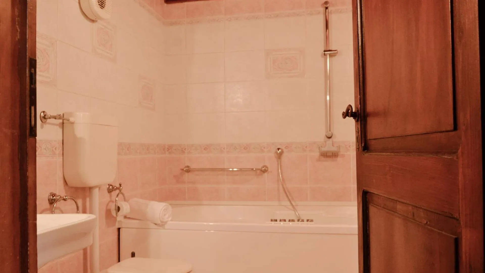 Suite Degli Estensi - Jacuzzi & Parking Ferrara 0*,
