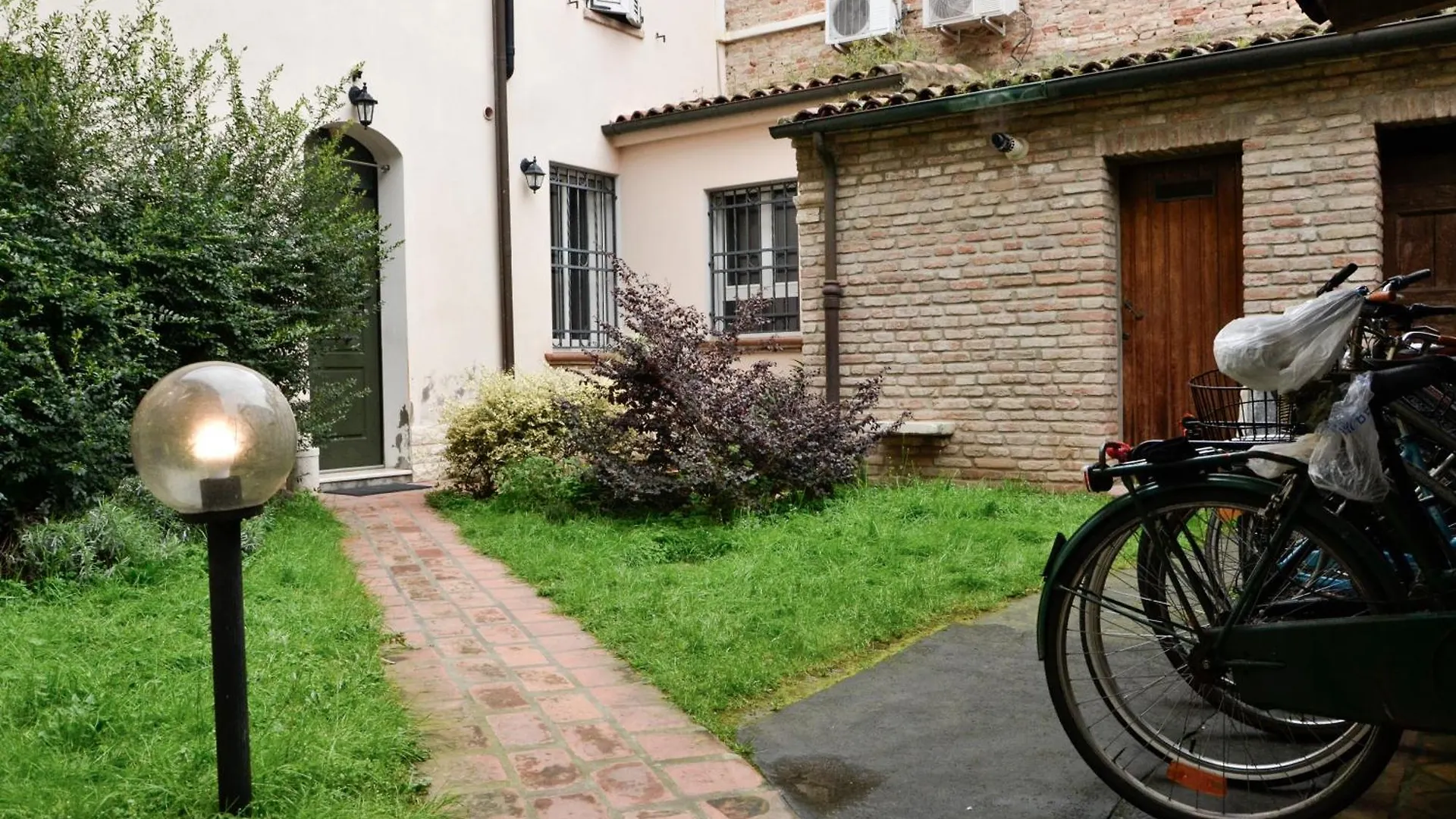 Suite Degli Estensi - Jacuzzi & Parking Ferrara