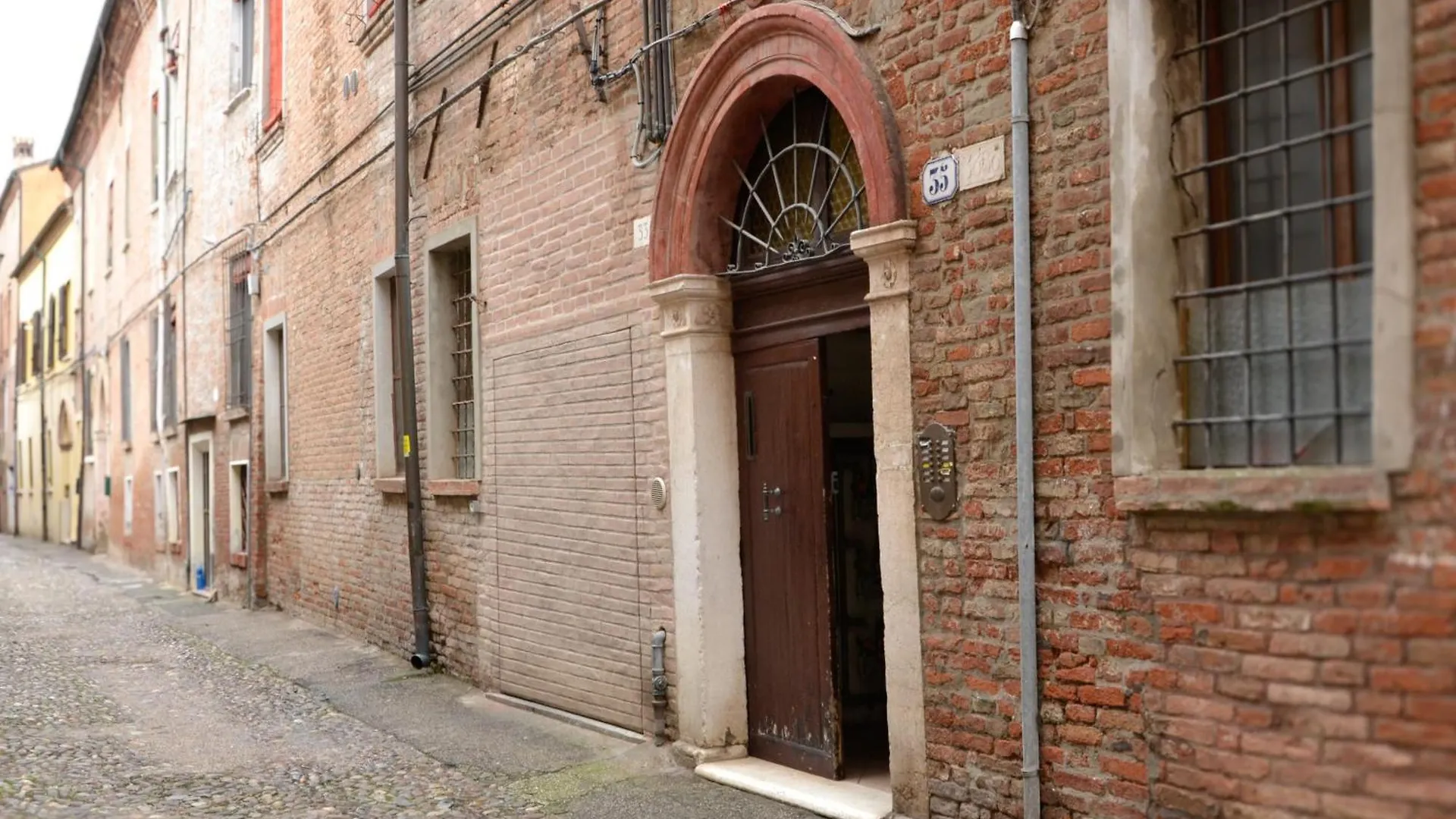 Suite Degli Estensi - Jacuzzi & Parking Ferrara 0*,  Italy