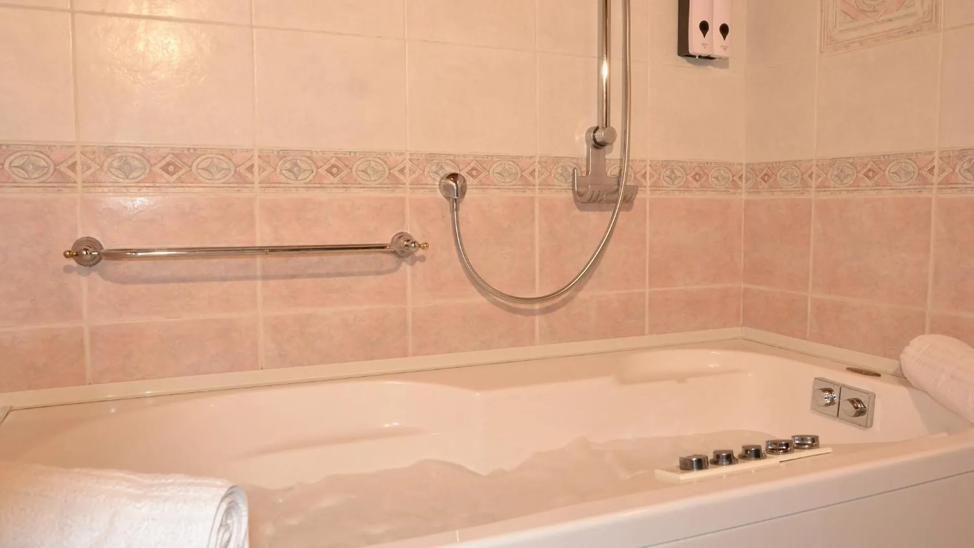 Apartment Suite Degli Estensi - Jacuzzi & Parking Ferrara